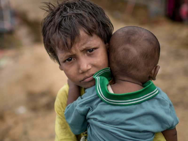 Un bambino fotografato in un campo per rifugiati rohingya (foto LaPresse)