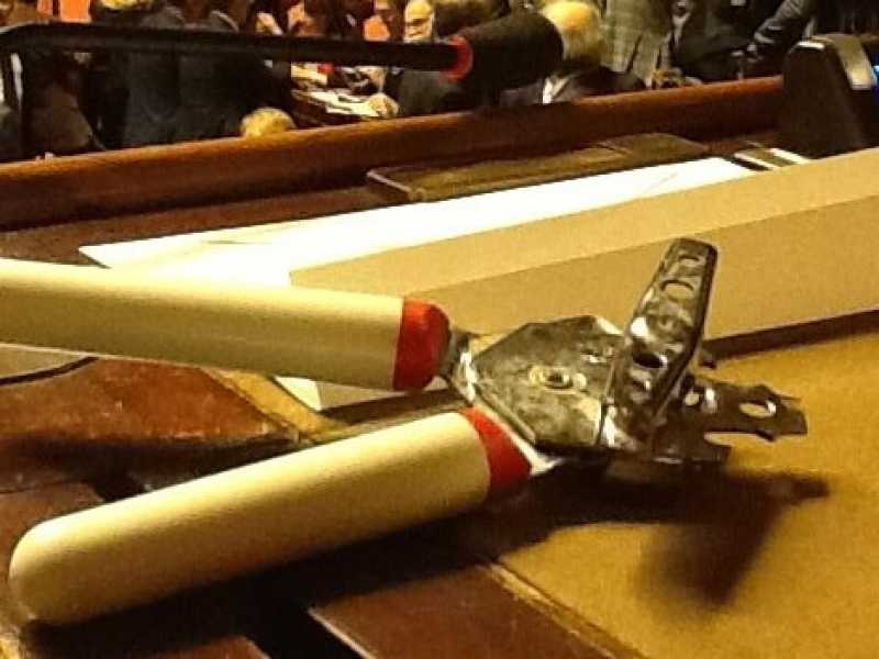 Un'immagine simbolo dell'inizio dell'avventura parlamentare del M5s: un apriscatole sui banchi di Montecitorio