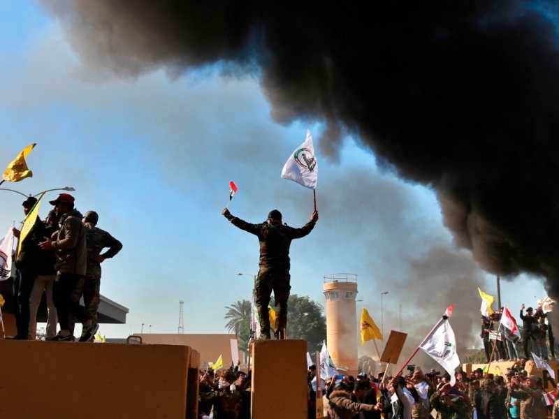 L'irruzione di milizie filoiraniane nel compound dell'ambasciata americana a Baghdad, lo scorso 31 dicembre (foto LaPresse)