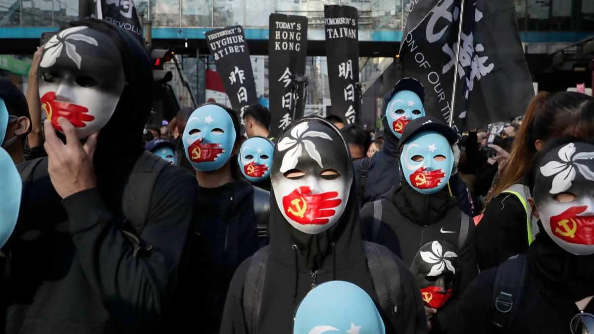 Immagine di Le madri preoccupate per i loro figli, ribelli di Hong Kong con le maschere antigas