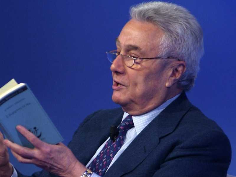 Alberto Arbasino con il suo libro "L'ingegnere in blu", Adelphi (foto LaPresse)