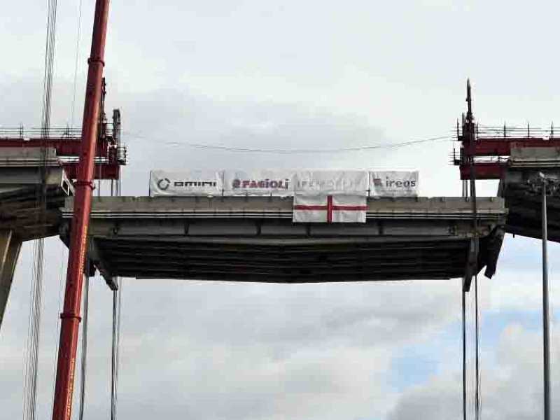 La demolizione del Ponte Morandi a Genova (foto LaPresse)