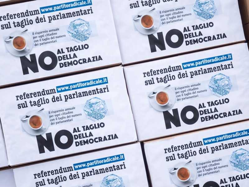 Le firme depositate in Cassazione per chiedere il referendum sul taglio dei parlamentari (foto LaPresse)