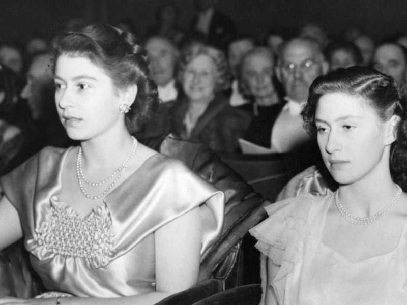 La principessa Margaret, contessa di Snowdon (morta il 9 febbraio 2002), era la seconda figlia di re Giorgio VI e sorella minore della regina Elisabetta II. Qui entrambe a Londra nel 1948 (LaPresse)