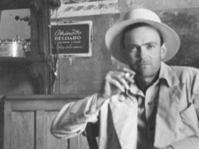 Aldo Buzzi, durante le riprese del film "Il mulino del Po" di Alberto Lattuada - Mantova, 1949 foto di Saul Steinberg (dominio pubblico)