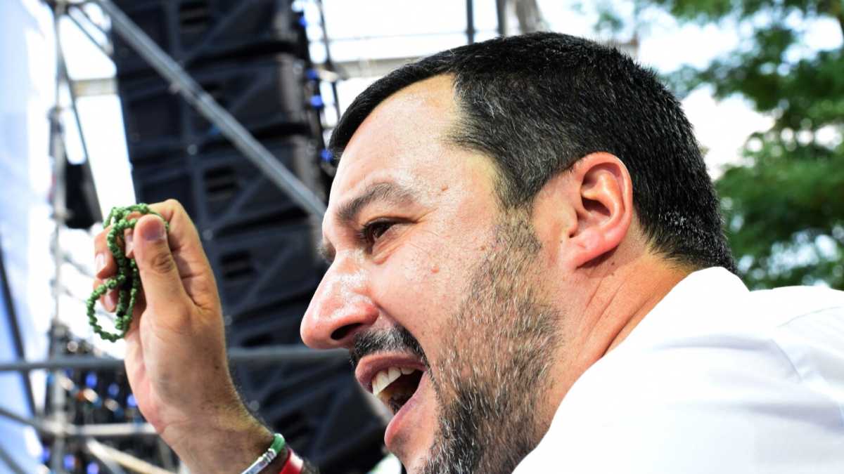Immagine di A Salvini non basta il rosario