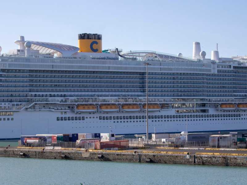 La nave da crociera bloccata a Civitavecchia (foto LaPresse)