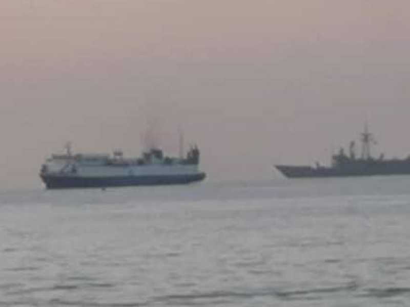 La nave cargo Bana, fotografata ieri al largo di Tripoli e scortata da una fregata turca 