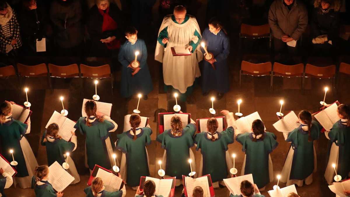 Immagine di Don Bosco, benedici i ragazzi che intonano canti gregoriani