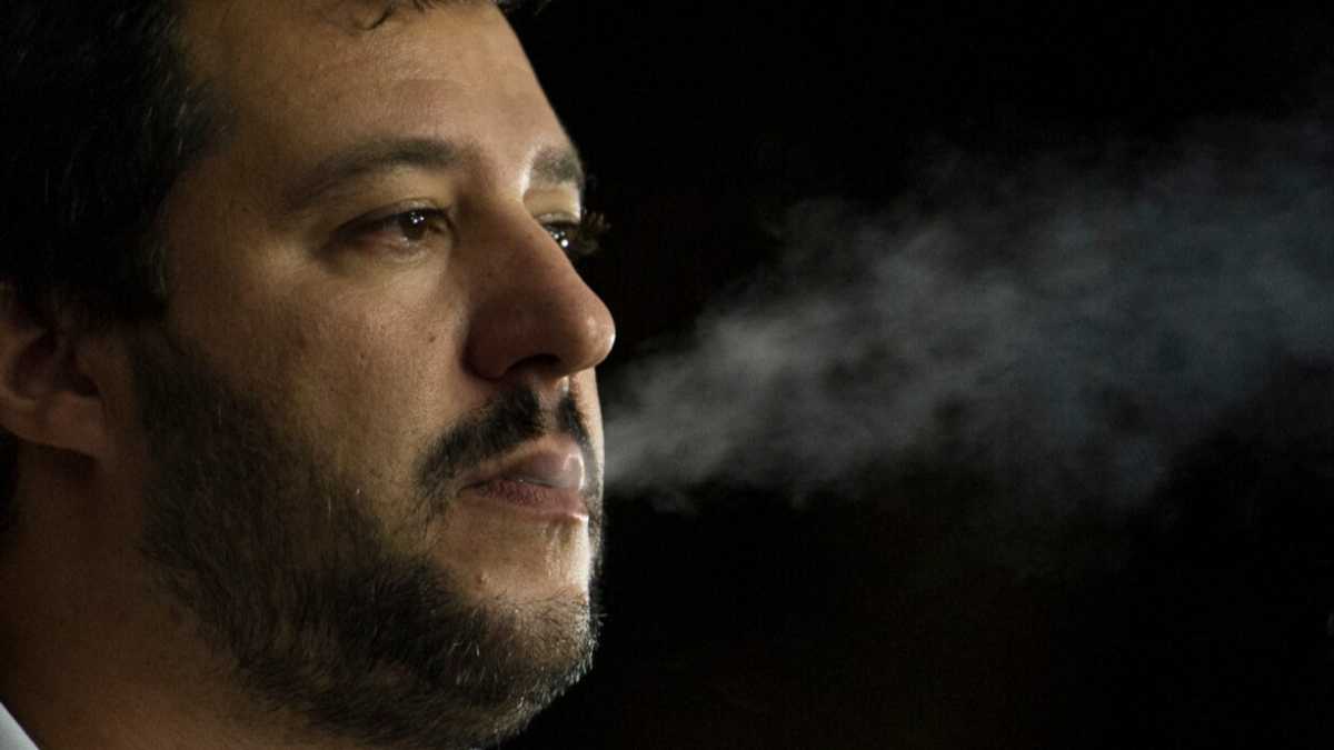 Immagine di Cinque obiettivi, con una calcolatrice alla mano