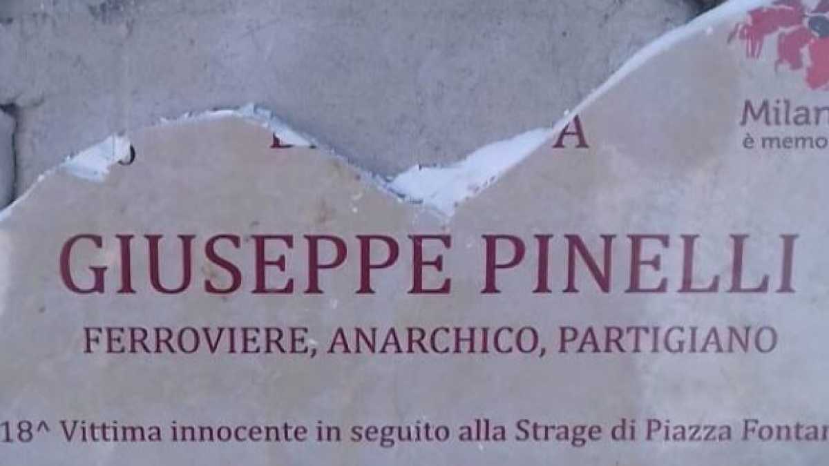 Immagine di Lo stadio e la lapide di Pinelli, due cartoline da San Siro