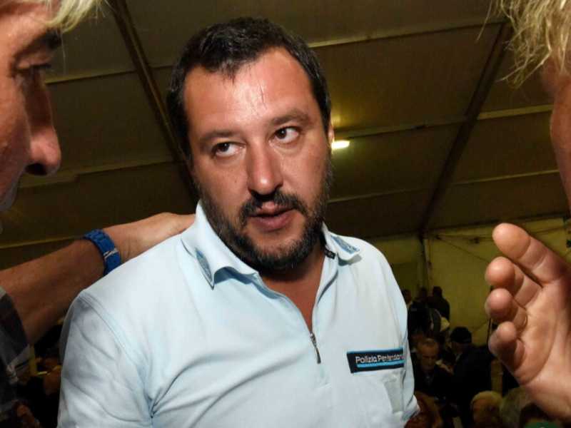 Salvini alla festa della Lega di Pinzolo con la divisa della polizia penitenziaria (LaPresse)
