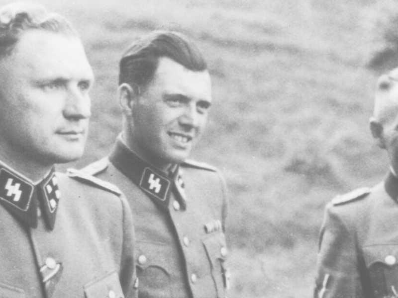 Josef Mengele tra Richard Baer e Rudolf Hoess (foto tratta da Wikipedia)