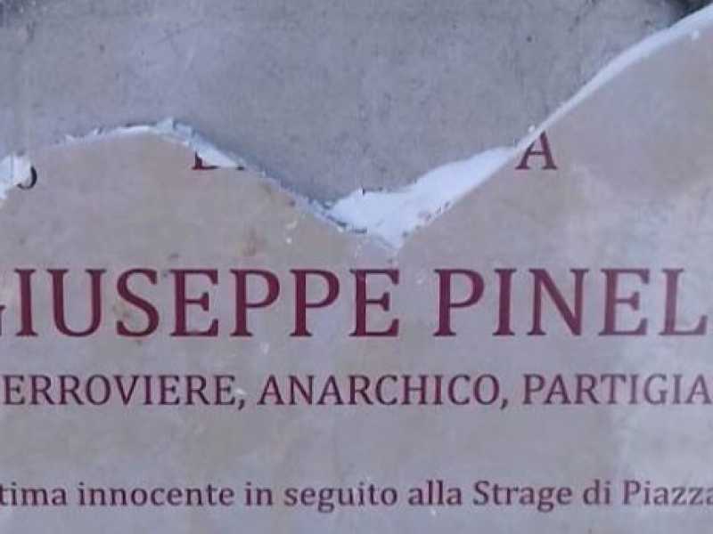 Lo stadio e la lapide di Pinelli, due cartoline da San Siro