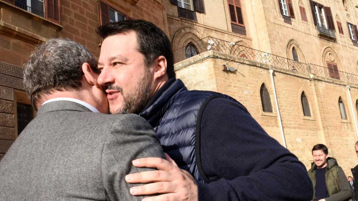 Immagine di Alla Lega servono i voti del sud e Salvini è costretto a dimenticare gli insulti di Micciché