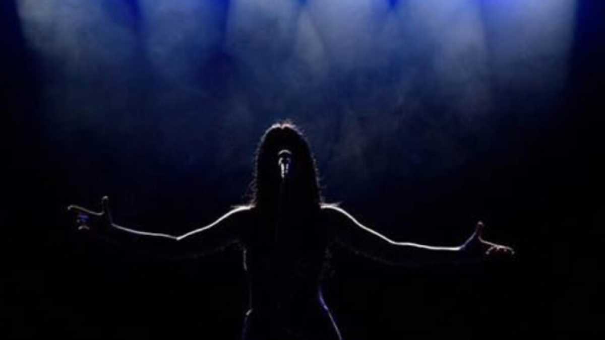 Immagine di Canzoni e palloni. Quando Sanremo diventa San Siro