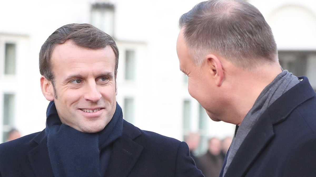 Immagine di Macron va in Polonia con un bagaglio grosso