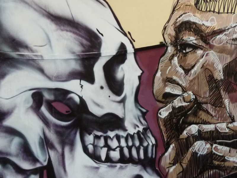 "To be or not to be", un graffito di Edgar Jiménez a Porto, Portogallo