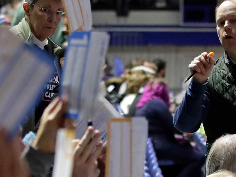 Un momento delle votazioni durante i caucus democratici in Iowa (foto LaPresse)