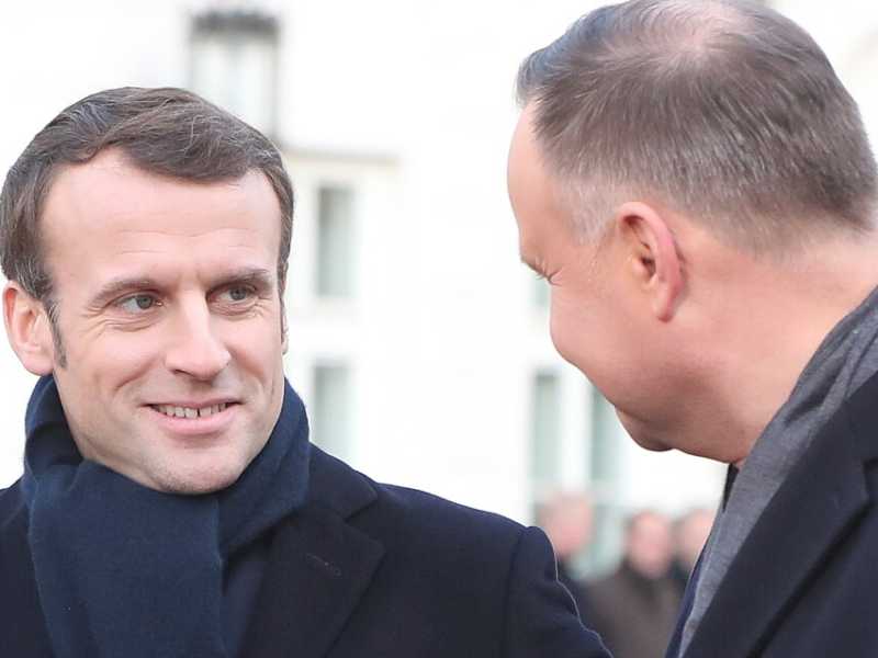L'incontro tra Emmanuel Macron e il presidente polacco Andrzej Duda (foto LaPresse)