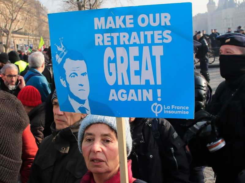 Una manifestazione a Parigi contro la riforma delle pensioni (AP Photo/Michel Euler)