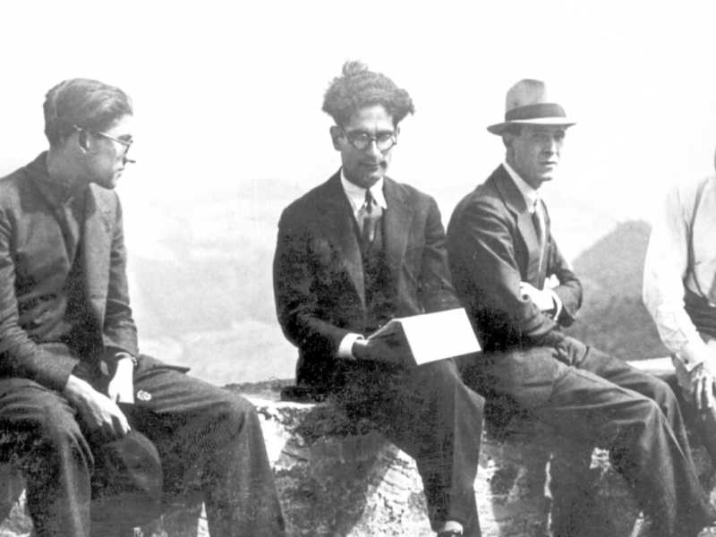 Leone Ginzburg, secondo da sinistra, con Cesare Pavese, Franco Antonicelli e Augusto Frassinelli negli anni '40 (foto LaPresse)