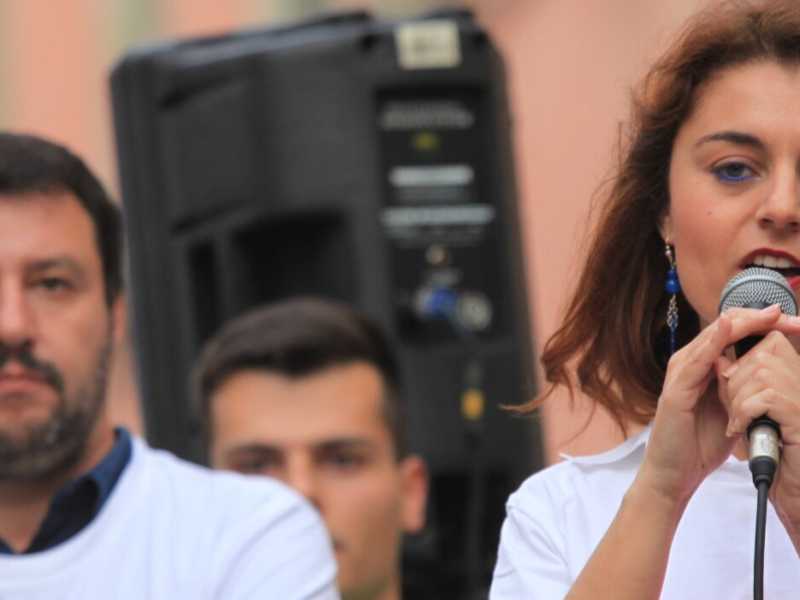 Susanna Ceccardi e, alle sue spalle, Matteo Salvini (foto LaPresse)