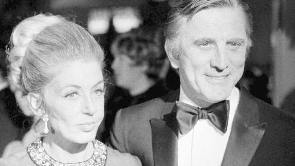 Immagine di Addio Kirk Douglas, figlio “fortunato” del venditore di stracci