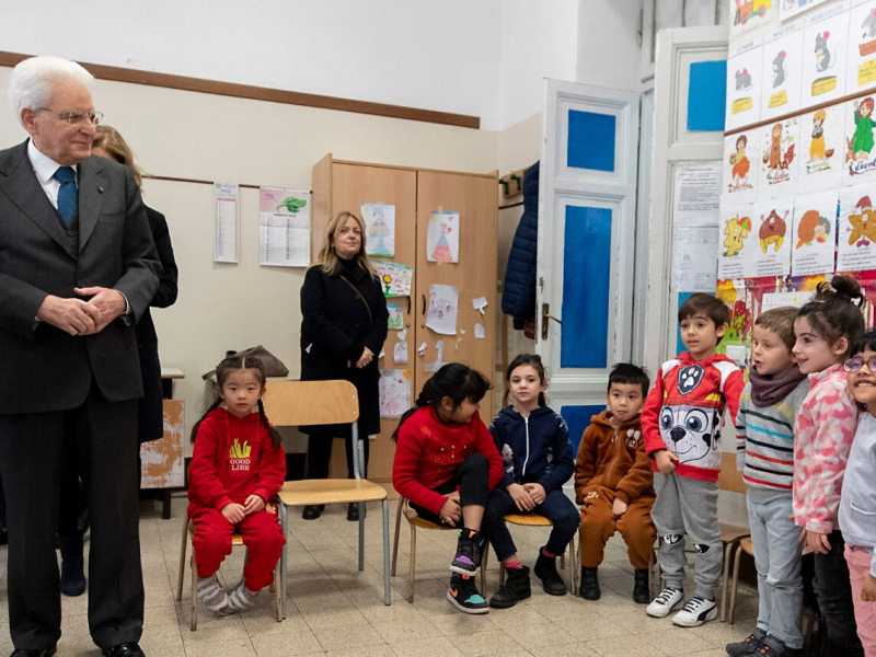 Sergio Mattarella alla scuola dell'Esquilino (foto LaPresse)