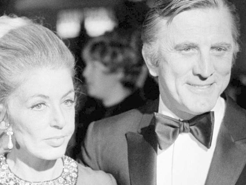 Kirk Douglas con la moglie Anne nel 1969 (foto LaPresse)