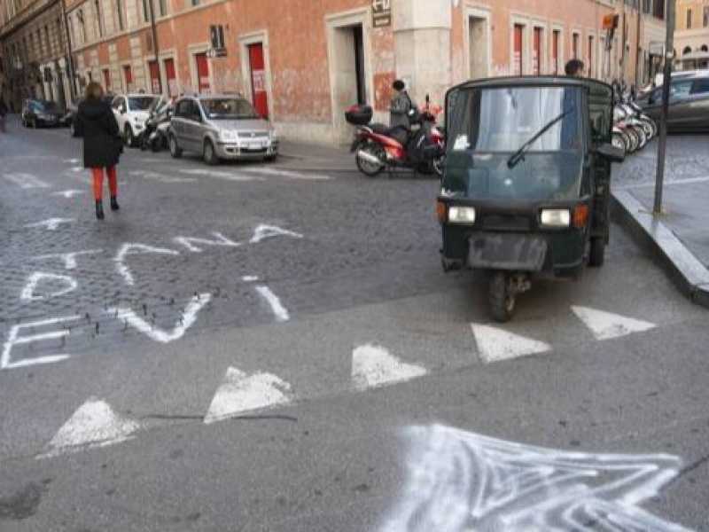 Le indicazioni turistiche fai da te nella città inselvatichita