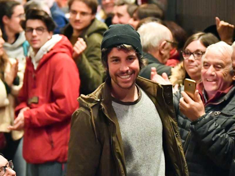 Mattia Santori e le sardine a Bibbiano (foto LaPresse)