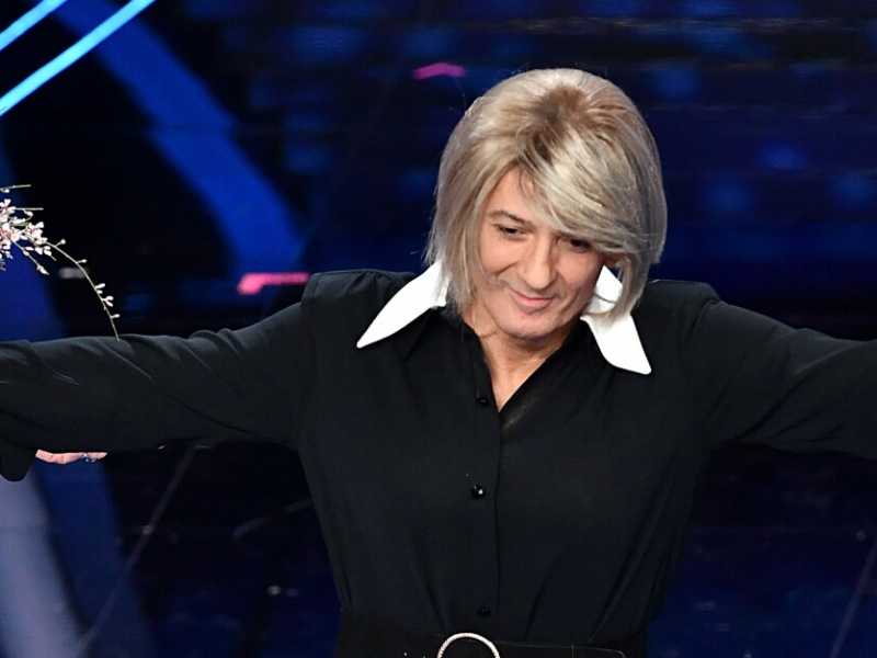 Fiorello ha aperto la seconda serata del Festival di Sanremo travestito da Maria De Filippi (foto LaPresse)