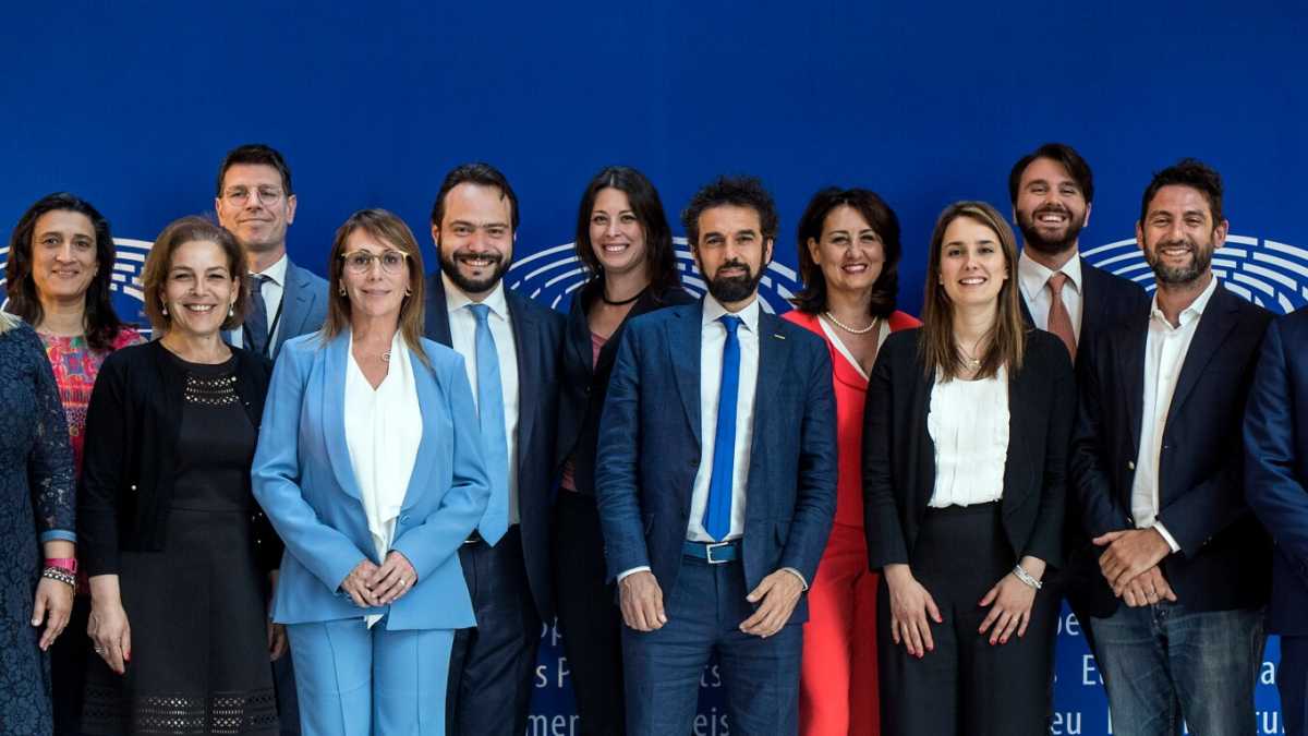 Immagine di Aperture e veti al Pe per i 5s che vogliono uscire dai “non iscritti”