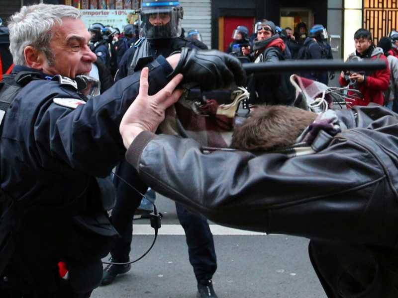 Un ufficiale di polizia interviene per sedare un manifestante a Lille, in Francia (foto LaPresse)