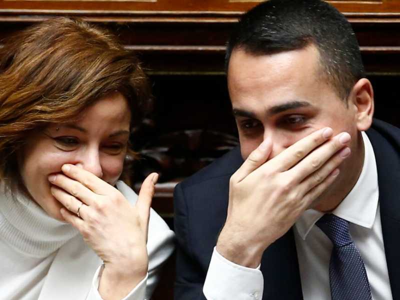 Il ministro dell'Innovazione Paola Pisano con Luigi Di Maio (foto LaPresse)