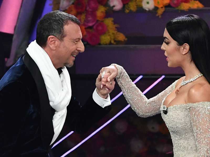 Amadeus e Georgina Rodriguez sul palco di Sanremo (foto LaPresse)