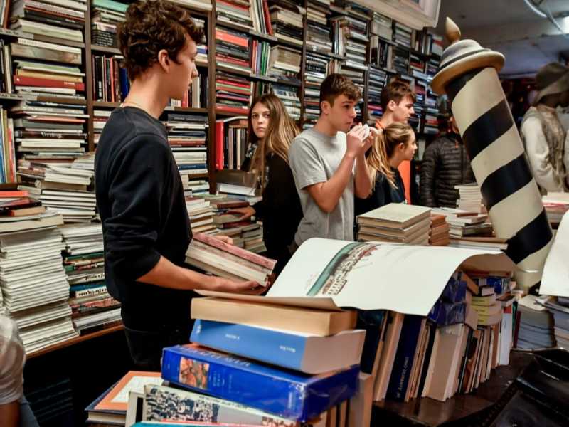 La libreria Acqua Alta a Venezia (foto LaPresse)