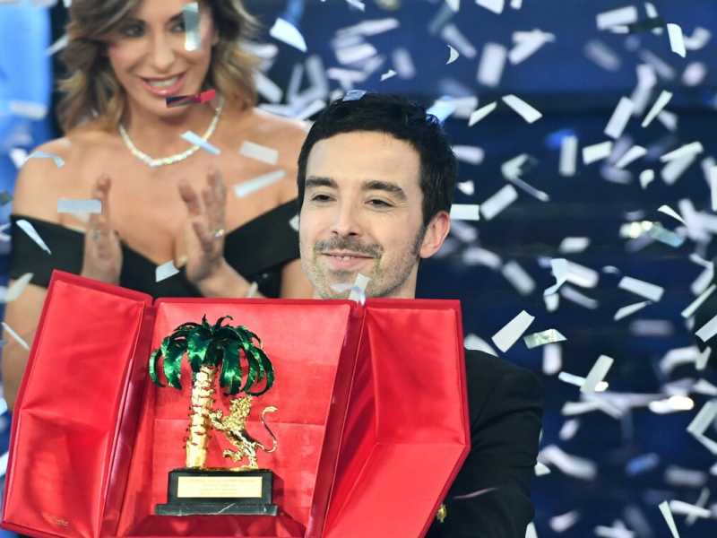 Diodato premiato a Sanremo (foto LaPresse)
