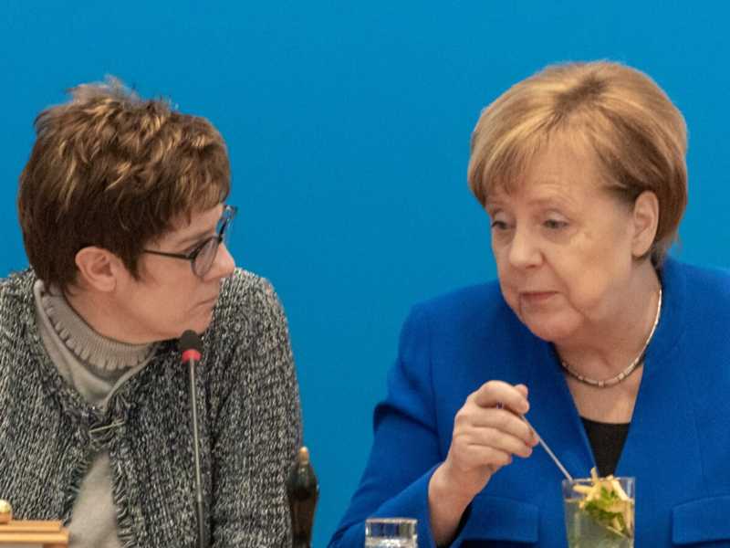 Annegret Kramp-Karrenbauer e Angela Merkel (foto LaPresse)