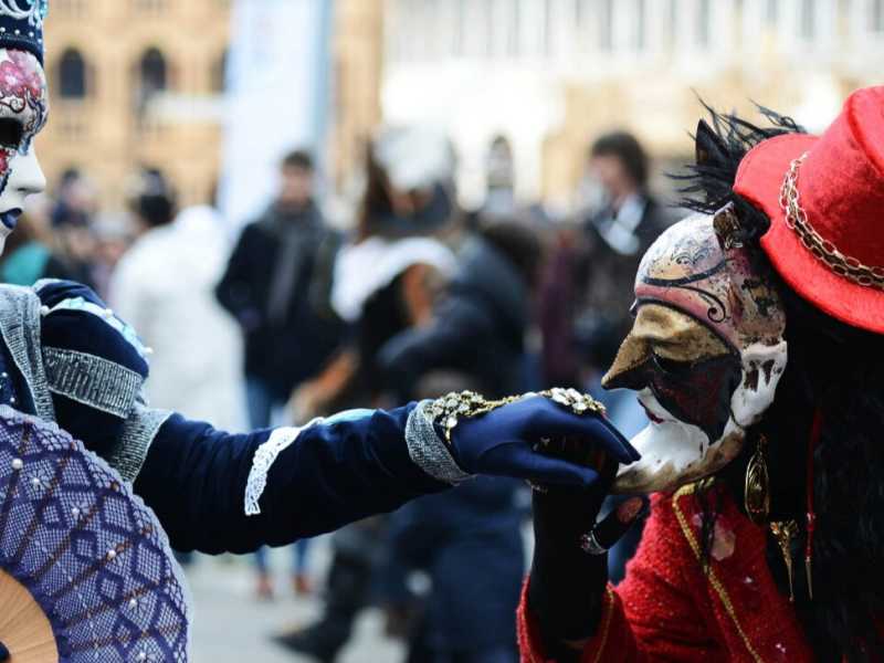 Indossarle può essere semplice trasgressione, come le maschere che durante il Carnevale di Venezia permettevano a Casanova di andare per avventure amorose senza troppo impegno (foto LaPresse)