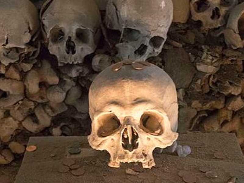 Il cimitero delle Fontanelle di Napoli, che raccoglie circa 40 mila resti di vittime della peste del 1656 e del colera del 1836 (foto Wikipedia)