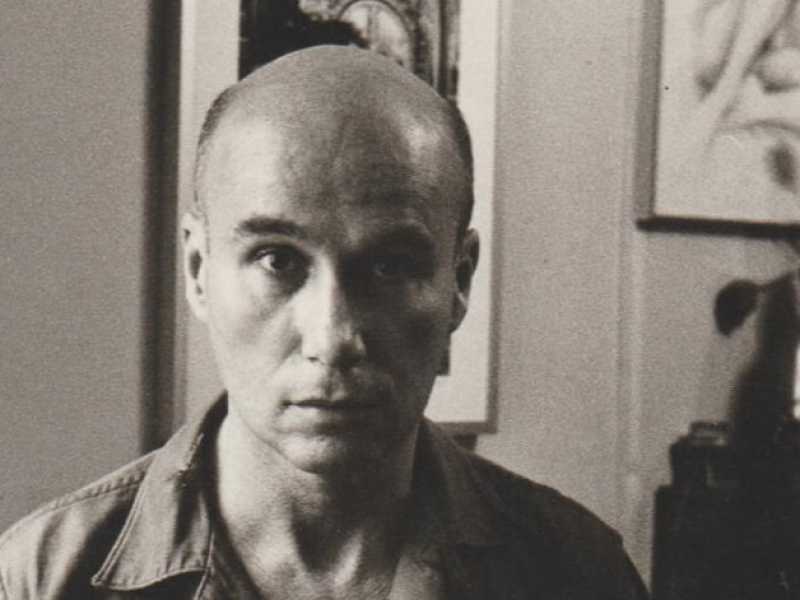 Gabriel Matzneff nel 1983 nella sua "soffitta" in rue des Ursulines , a Parigi (foto tratta da Wikipedia)
