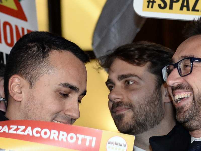 Di Maio e Bonafede tra i deputati del Movimento 5 stelle a Montecitorio dopo l'approvazione del dl corruzione (LaPresse)