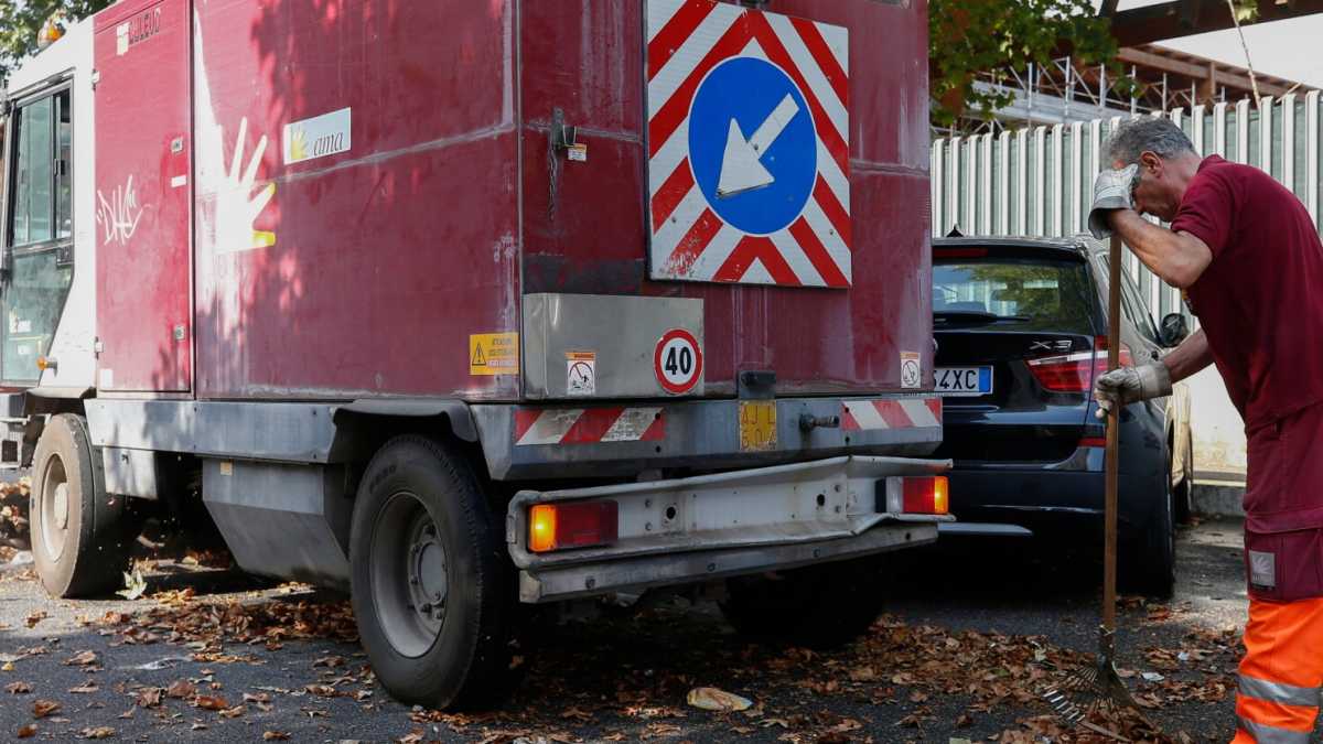 Immagine di A Roma i vigili non smantellano più i mercati abusivi perché Ama non pulisce