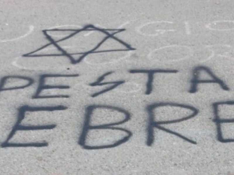 Una delle scritte antisemite apparse a Pomezia 