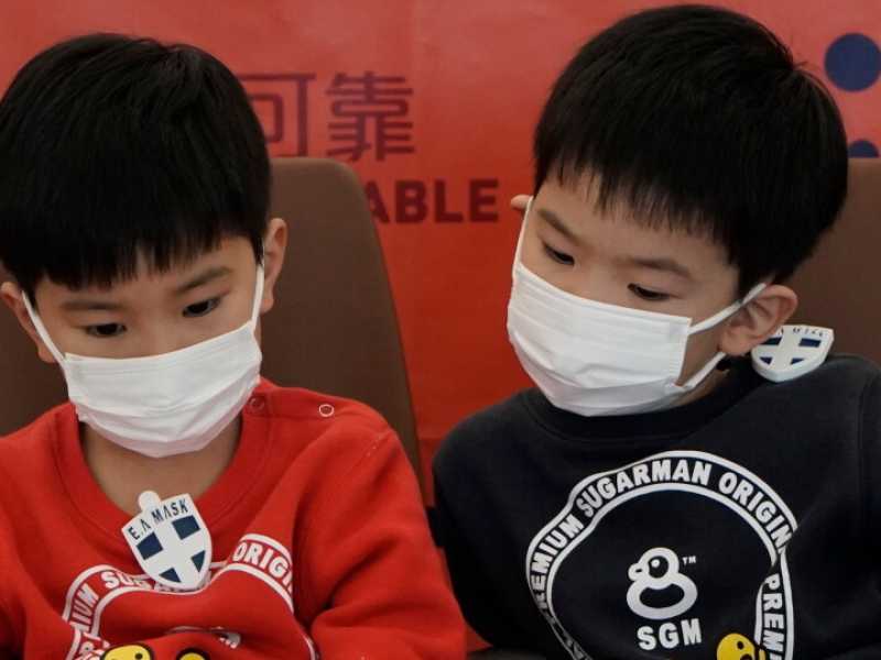 Due bambini fotografati alla stazione di Hong Kong lo scorso 22 gennaio (Foto LaPresse)