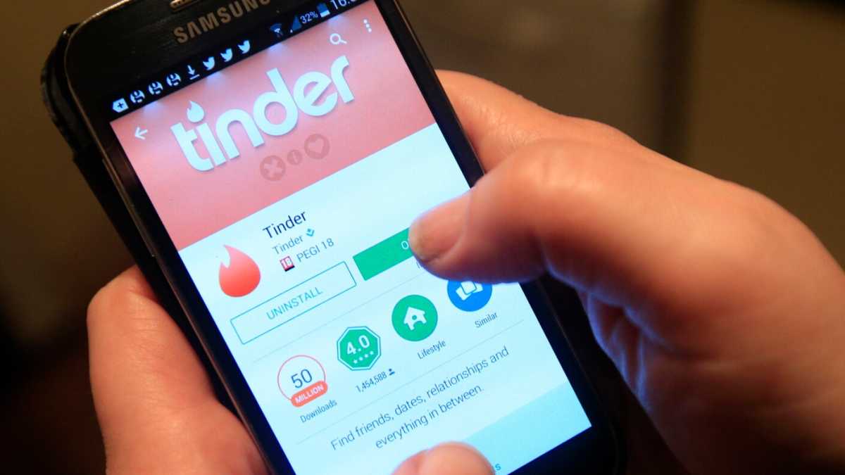 Immagine di Ti cerco su Tinder e mi concedo solo se voti come me. La politica fa sesso
