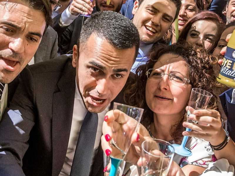 Luigi Di Maio festeggia con i parlamentari del M5s l'abolizione dei vitalizi, &egrave; il 12 luglio 2018 (foto LaPresse)