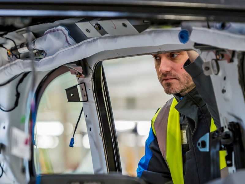 Un operaio in una fabbrica di taxi a Londra (The London Taxi Company/PA Wire)